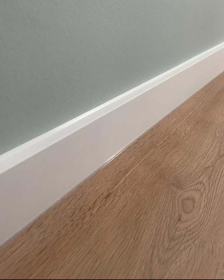 Plinten afkitten door Kitbedrijf De Wit
