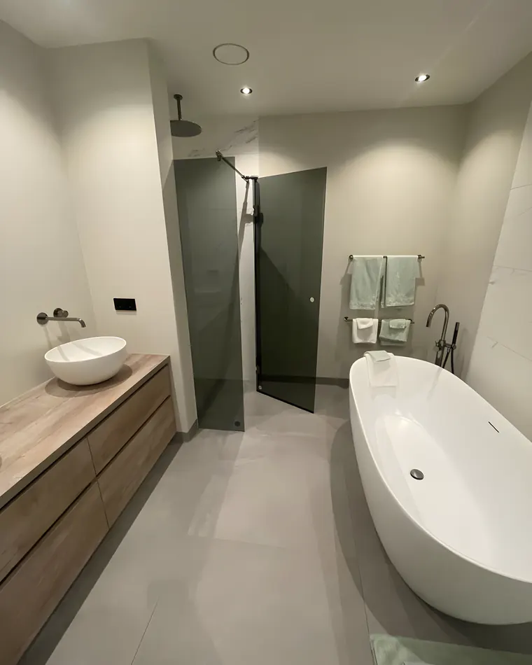 Complete badkamer met strak gekitte aansluitingen