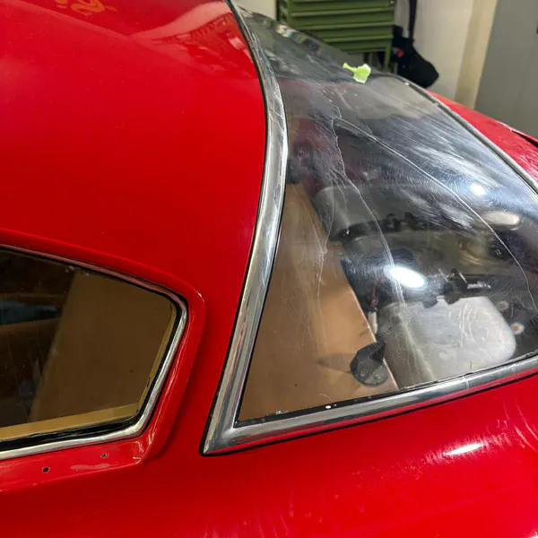 Achterruit afdichten bij een klassieke auto
