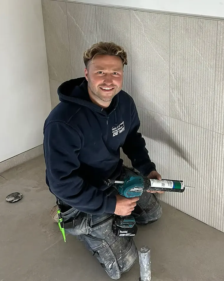Mike de Wit van Kitbedrijf De Wit aan het werk