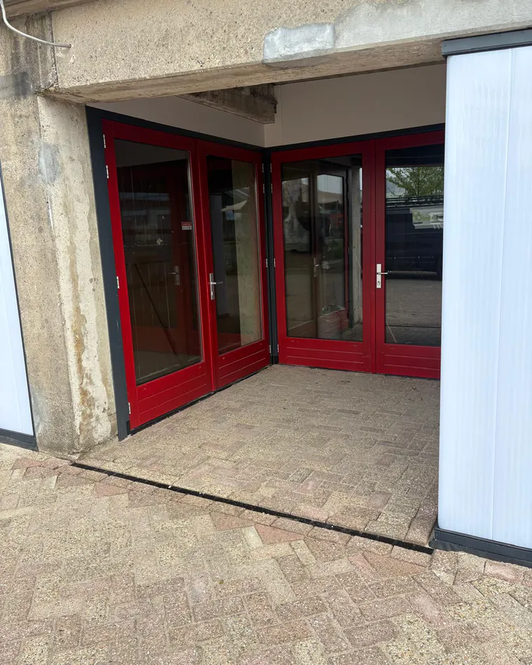 Glaswerk afkitten bij een pand
